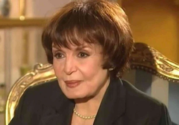بعد إشاعة فقدان بصرها.. سميرة أحمد تكشف حقيقة إجراء جراحة دقيقة في القرنية